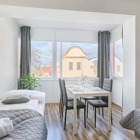 Mira * Praga